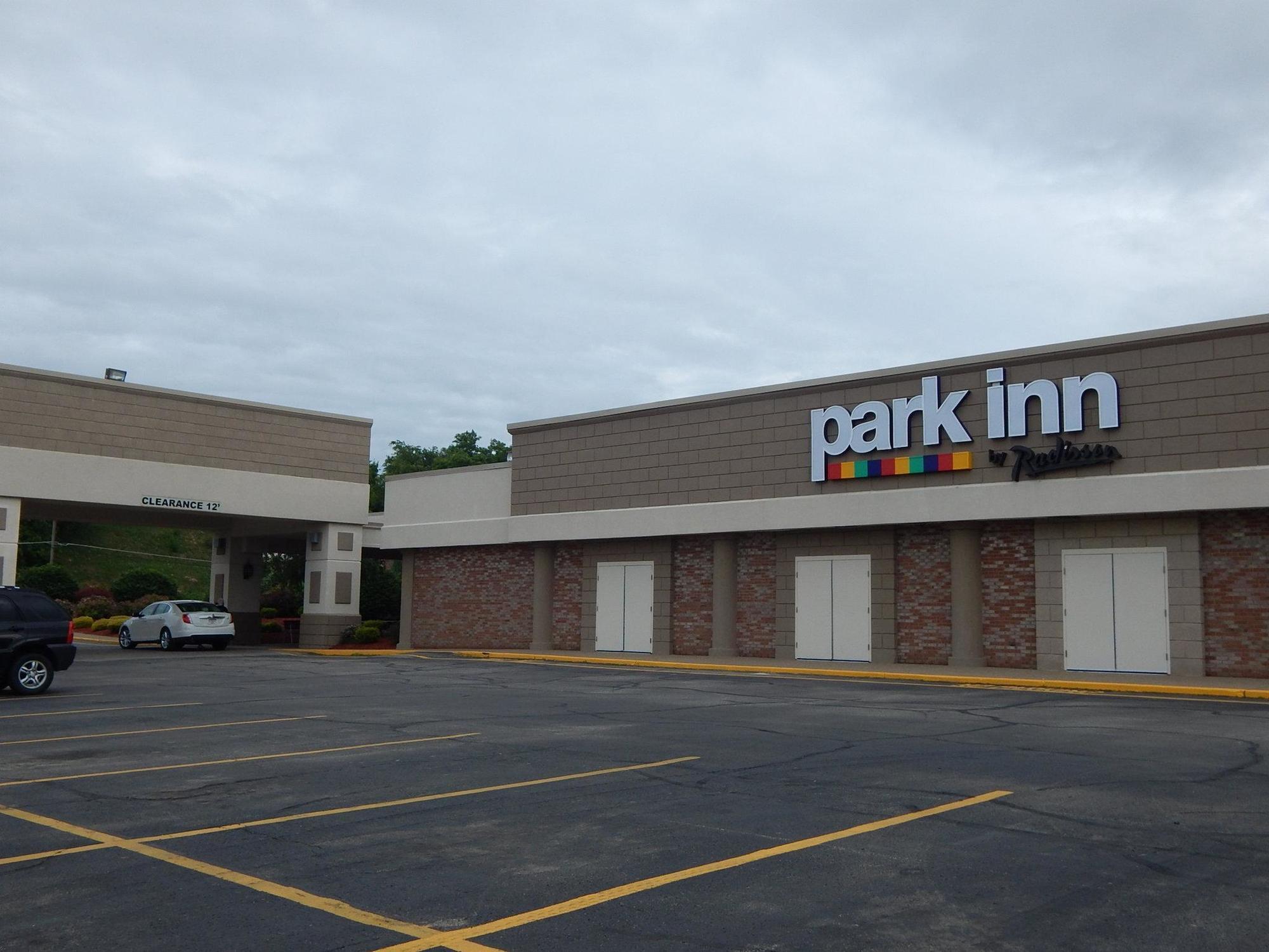 Ramada By Wyndham Uniontown Hotel Exterior photo